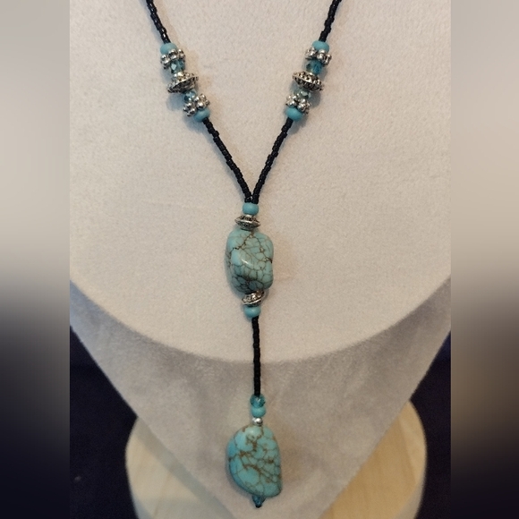 Elegant Black and Turquoise Necklace - Picture 2 of 9